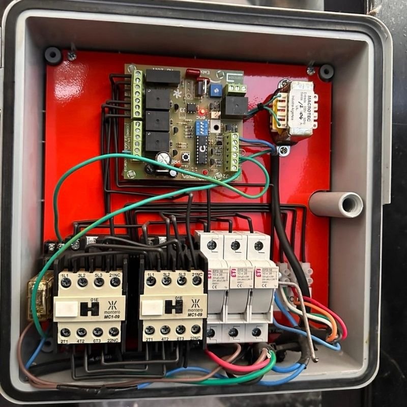 Reprogramación de placa para motores trifásicos en portón corredizo. Reconfiguración de placa controladora para gestionar motores trifásicos de alto peso en portón corredizo de doble motor. Trabajo realizado por HERREELEC.